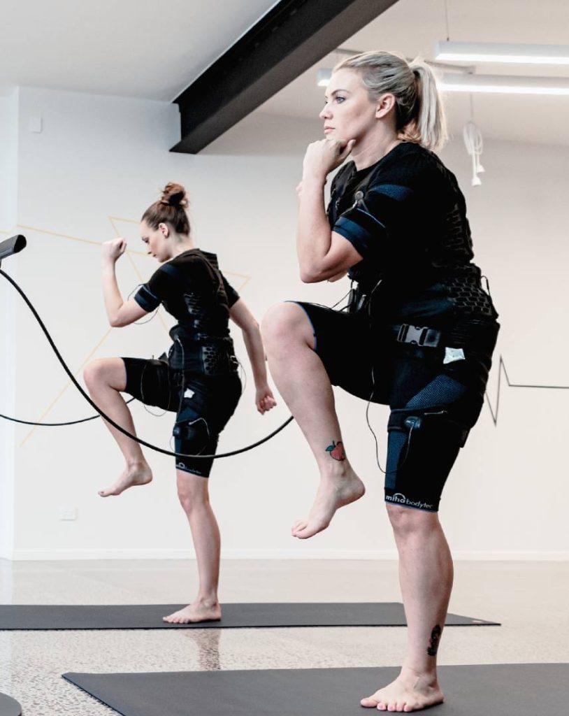 Fully concentrated women training in ems studio